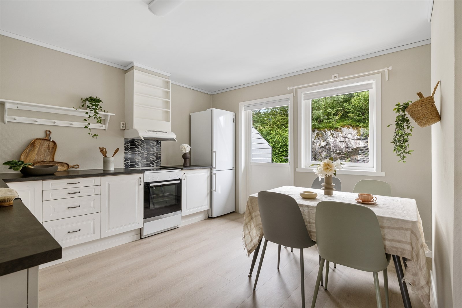 Kjøkkenet måler 14,2 kvm og har nytt gulv og nymalte vegger i 2025. Galleribilde