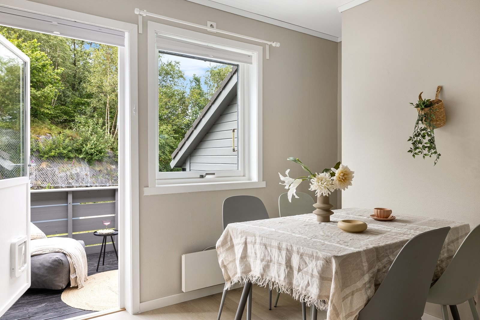 Fra kjøkkenet er det videre tilkomst til terrassen. Galleribilde