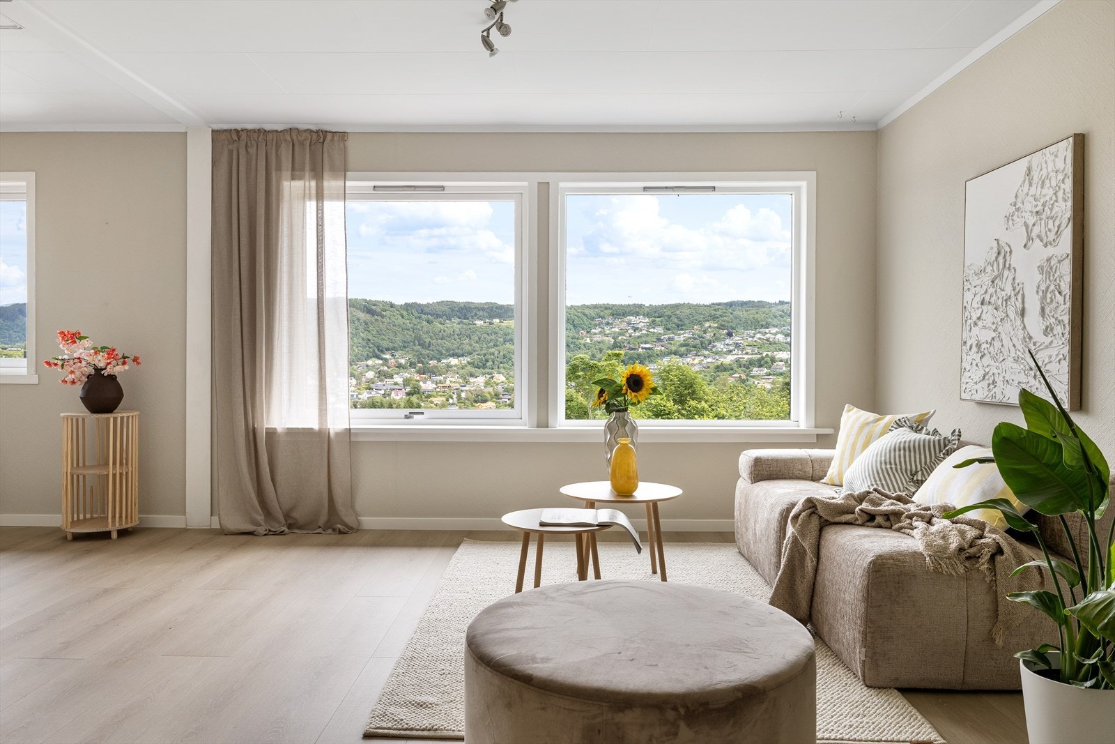 De store vindusflatene rammer inn den fantastiske utsikt og gir stuen masse naturlig lys. Galleribilde