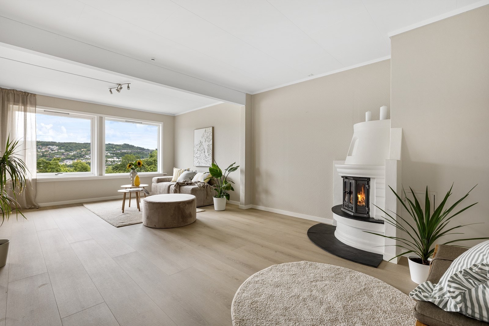 Stuen måler hele 37,5 kvm og har nytt gulv samt nymalte vegger i 2025. Galleribilde