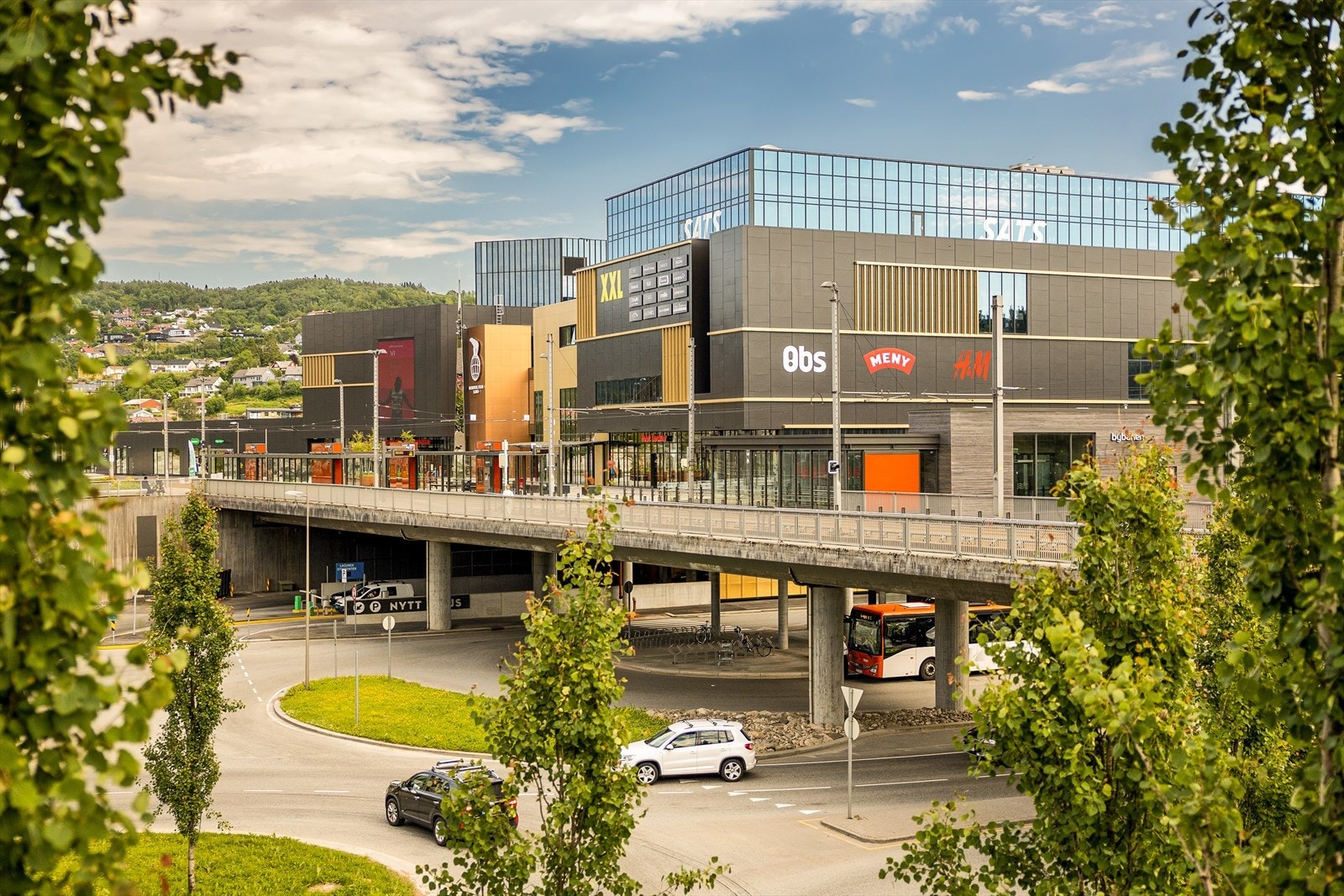 Lagunen Storsenter med over 200 virksomheter er bare en kort kjøretur eller ca. 10 minutter til fots fra boligen! Galleribilde