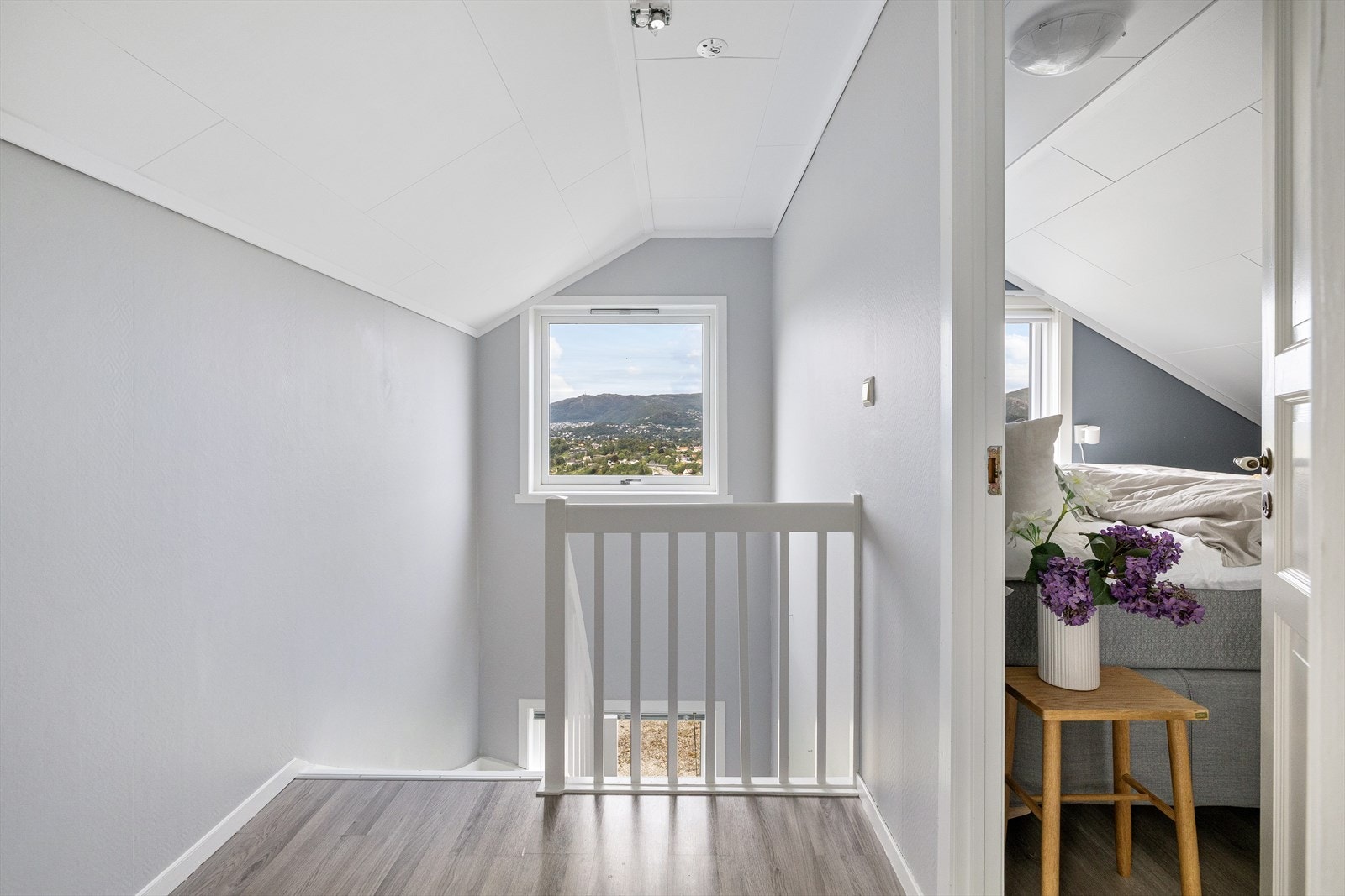 Med to etasjer får du muligheter til å være sosialt, samt trekke deg mer tilbake når det er ønskelig. Galleribilde