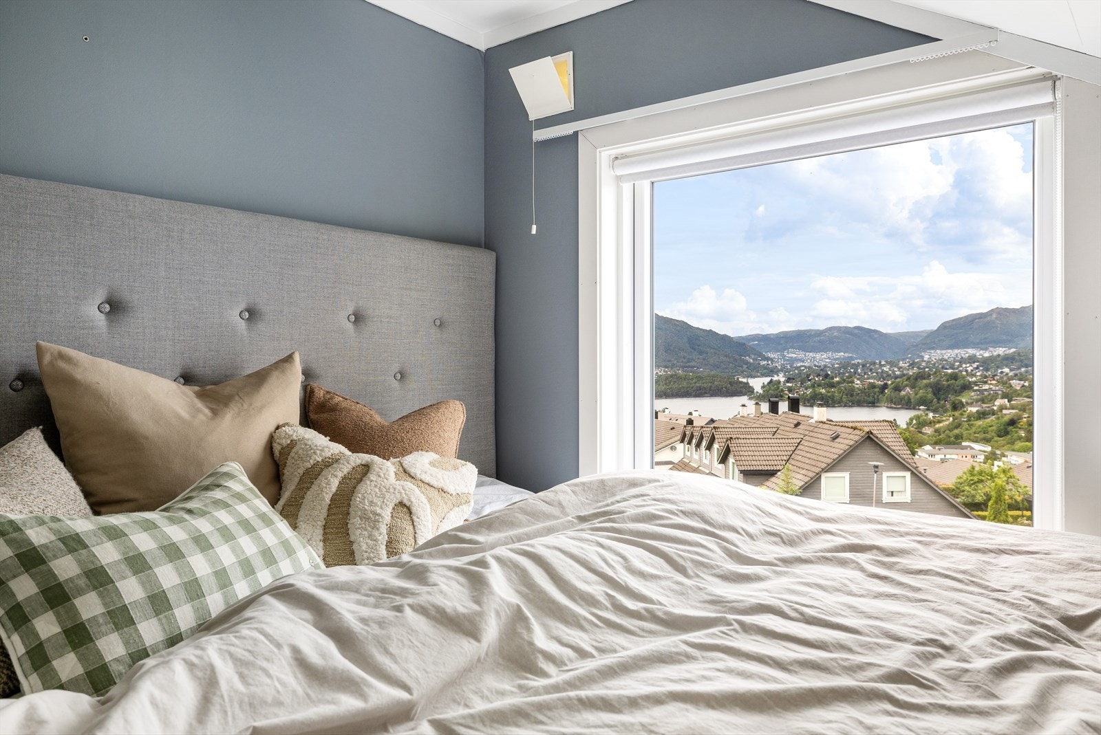 Vinduet og de lyse fargene skaper en herlig atmosfære på soverommet. Galleribilde