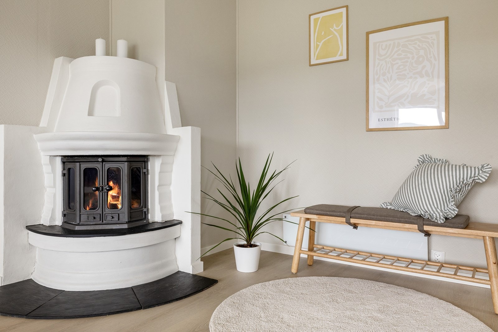 På de kaldeste dagene sørger vedovnen for varme og komfort. Galleribilde