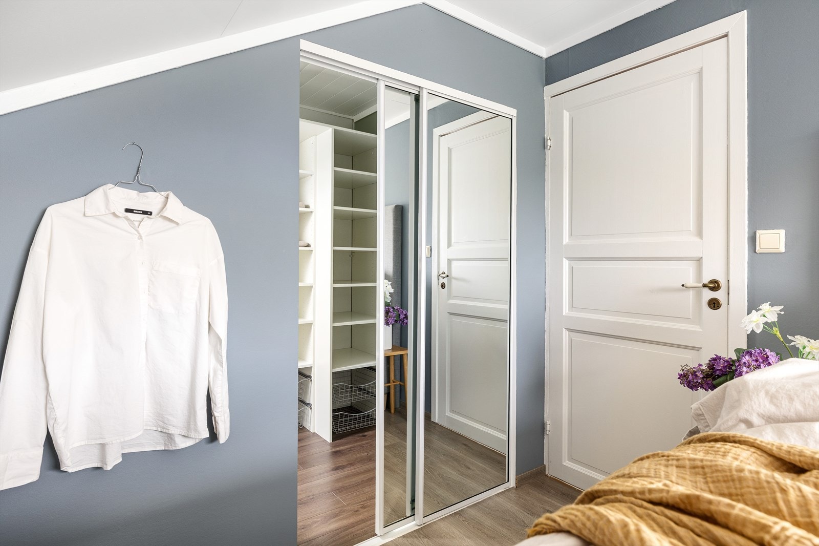 I praktisk forstand er det tilgang til walk-in-closet fra soverommet. Galleribilde