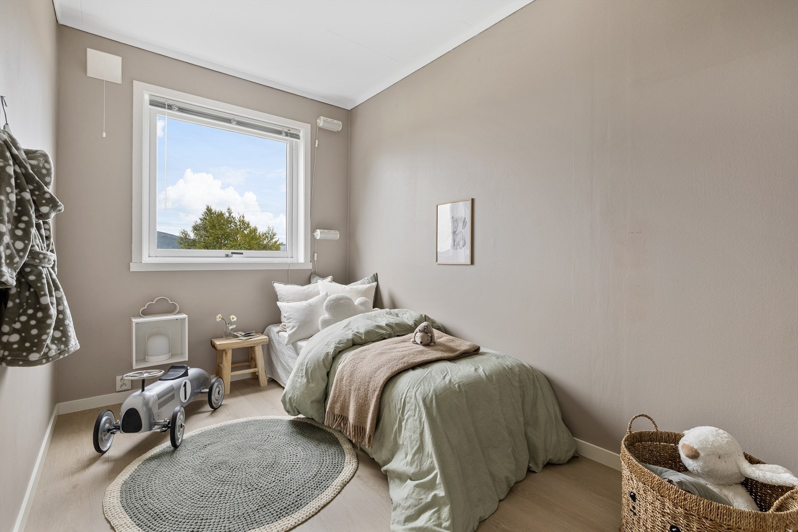 Soverommet måler 7,1 kvm og har nytt gulv i 2025. Galleribilde