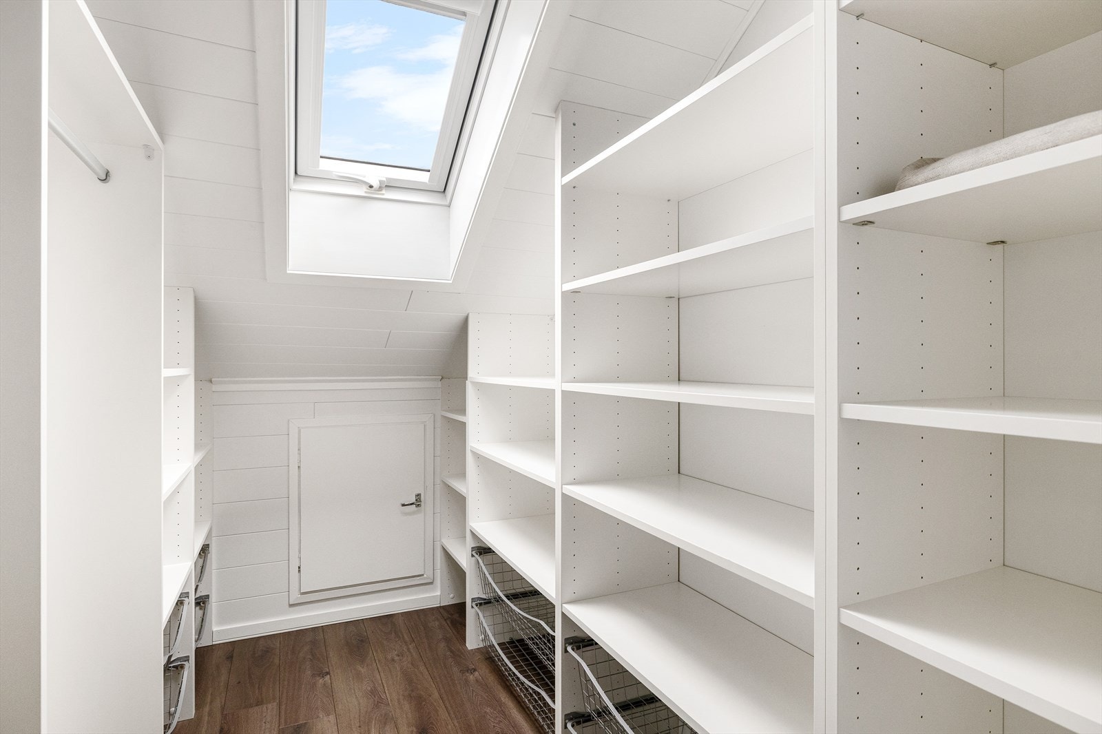 Med sine 3,4 kvm og gode skapplass er det flotte oppbevaringsmuligheter. Galleribilde