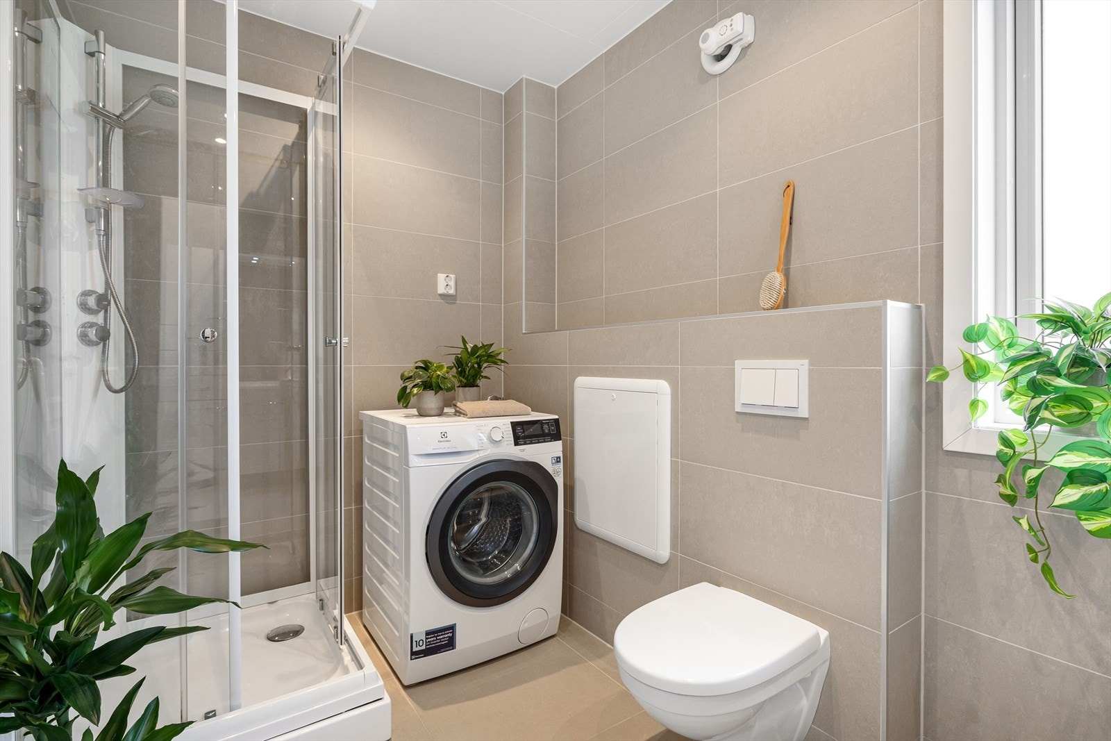 Badet måler 5,9 kvm og ble pusset opp i 2017. Galleribilde