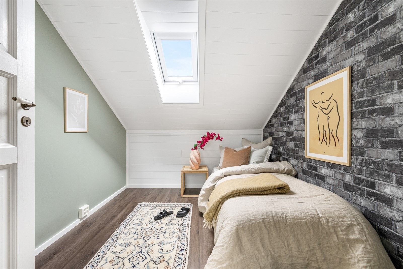 Kontoret måler 4,9 kvm. (Tegnet inn som uinnredet loftsrom) Galleribilde