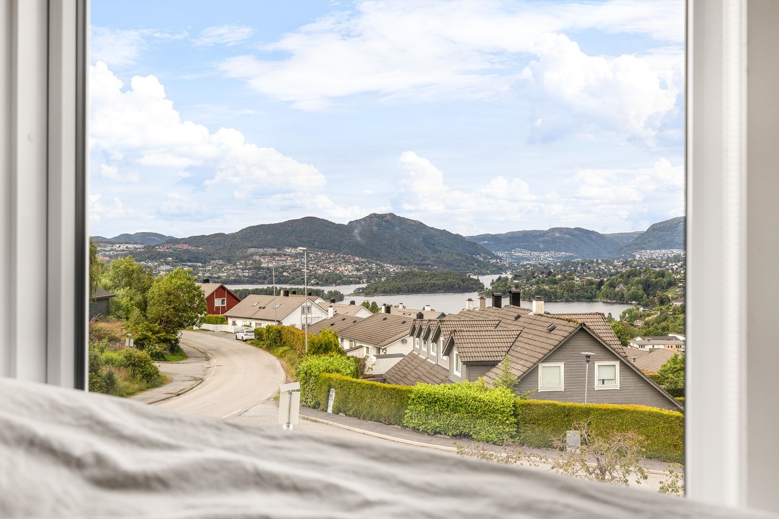 Soverommet har flott utsikt over Nordåsvatnet og majestetiske fjell! Galleribilde
