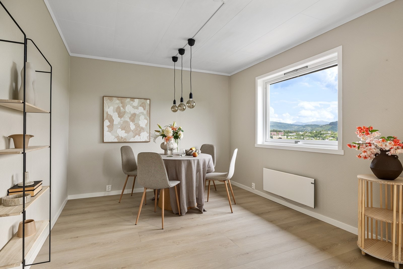 Koselig spisegruppe - hvem er den første du inviterer på middagsbesøk? Galleribilde