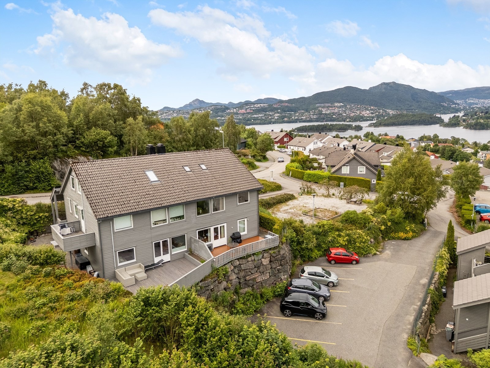 Leiligheten ligger flott til i fine og barnevennlige omgivelser. Galleribilde