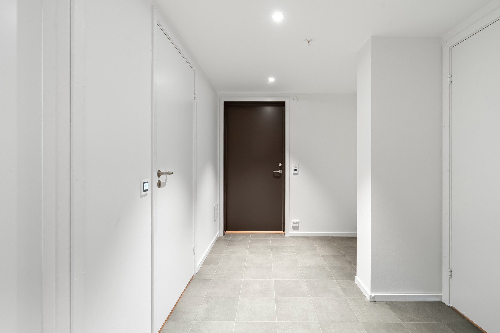 Innbydende entre med varmekabler i gulv. Plass for etablering av garderobe.
