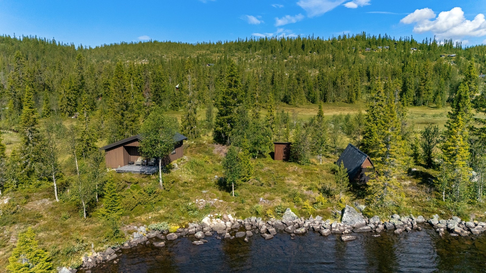 I tillegg til hytta er det uthus med utedo, samt båtnaust på eiendommen Galleribilde