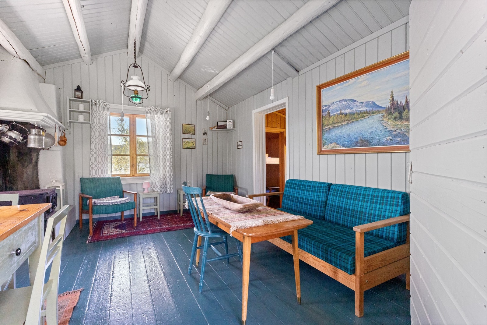 Stua er malt i behagelige, lyse farger Galleribilde
