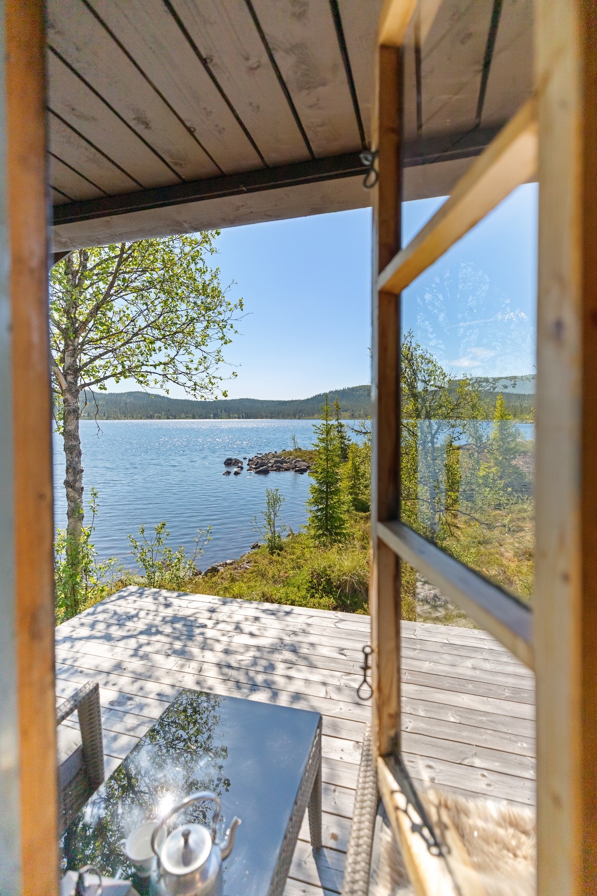 Fra vindu mot terrasse - utsikten er det ikke noe å si på Galleribilde