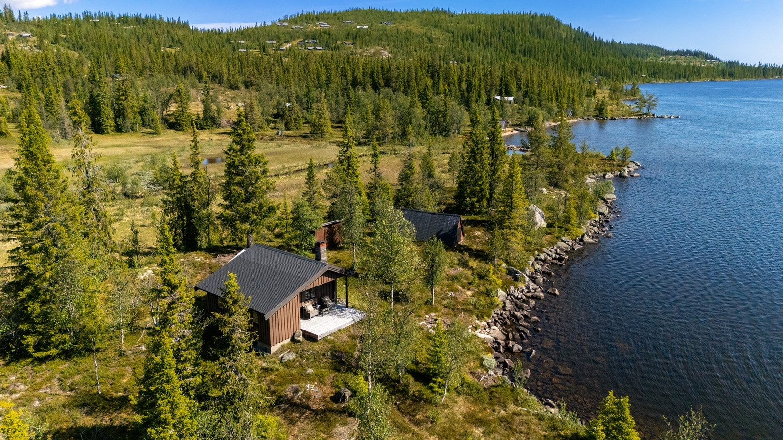 Eiendommen ligger idyllisk til ved fjellvannet Hellsenningen Galleribilde