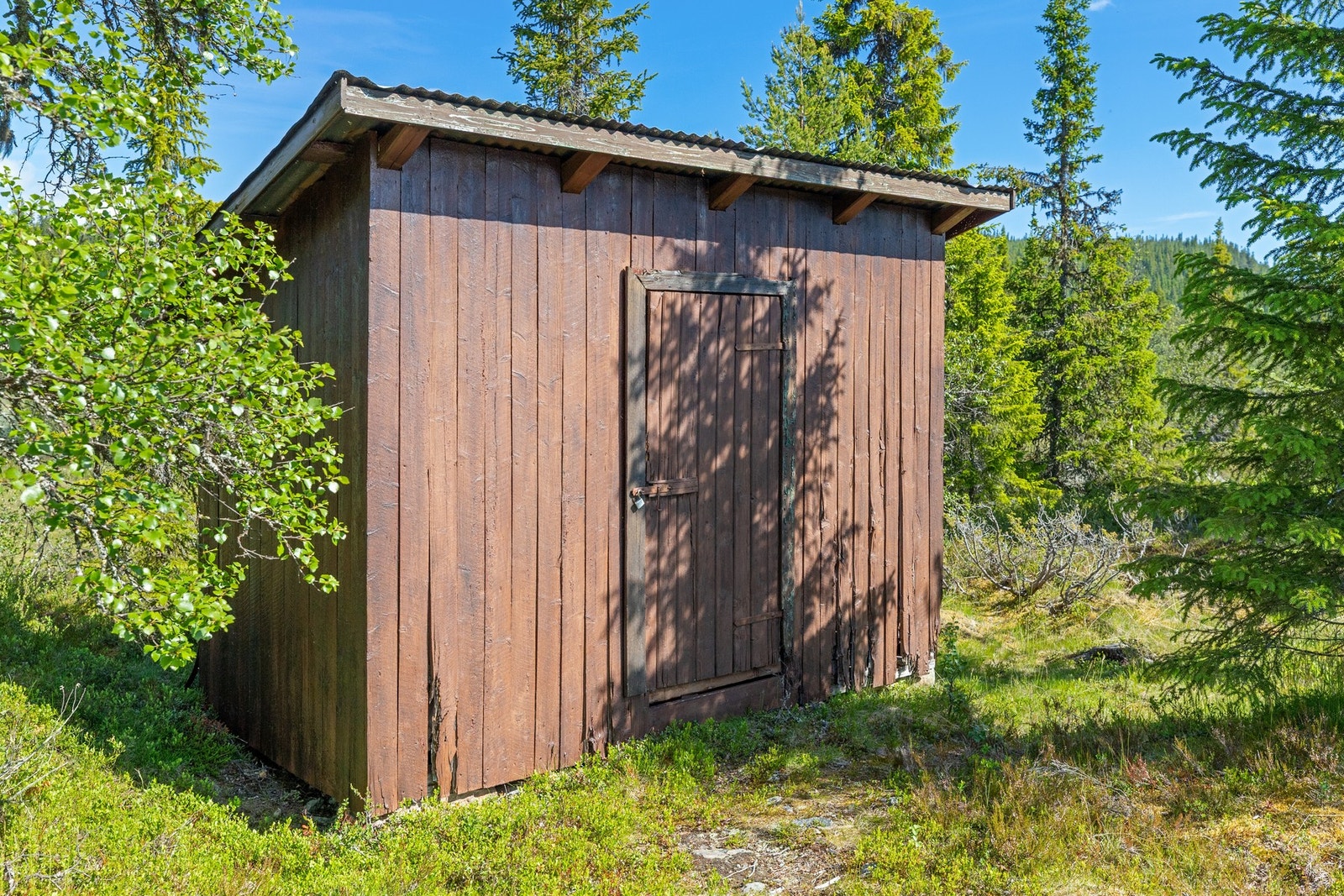 Uthus med utedo Galleribilde