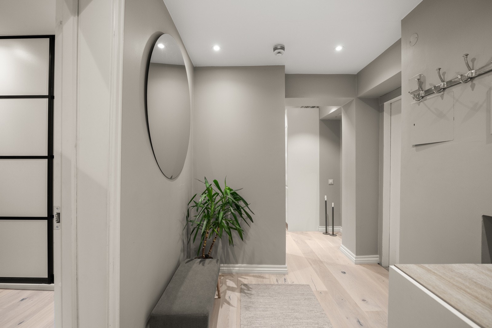 Det er lagt 1-stavs eikeparkett som går igjen i leilighetens oppholdsrom, og innfelte spotter i himlingen som gir en jevn og god belysning. Galleribilde