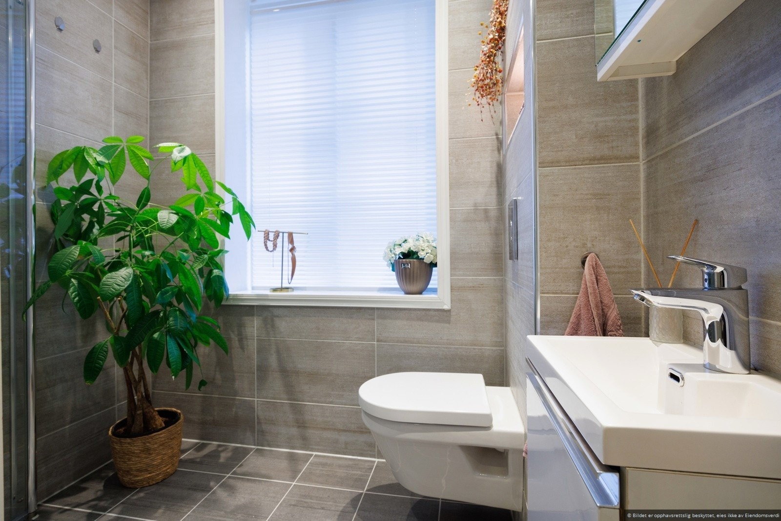 Pent flislagt bad rehabilitert i 2016 med adkomst fra entré. Galleribilde