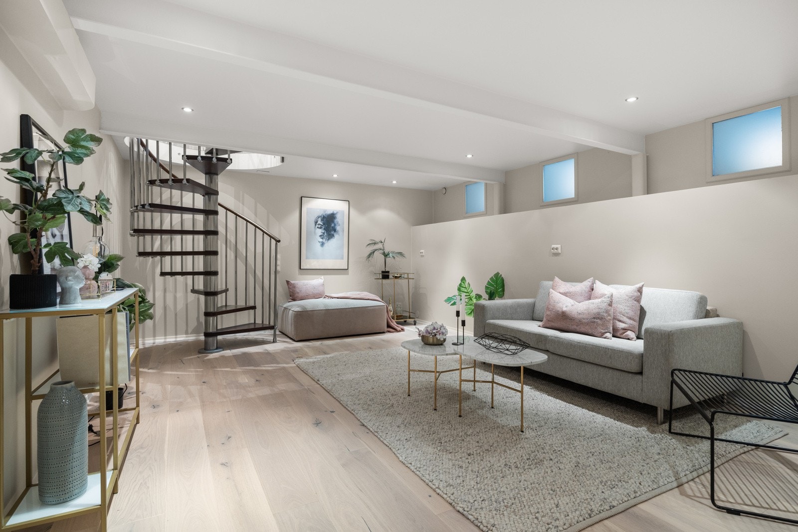 En stilren og innholdsrik leilighet som går over 2 plan. Galleribilde