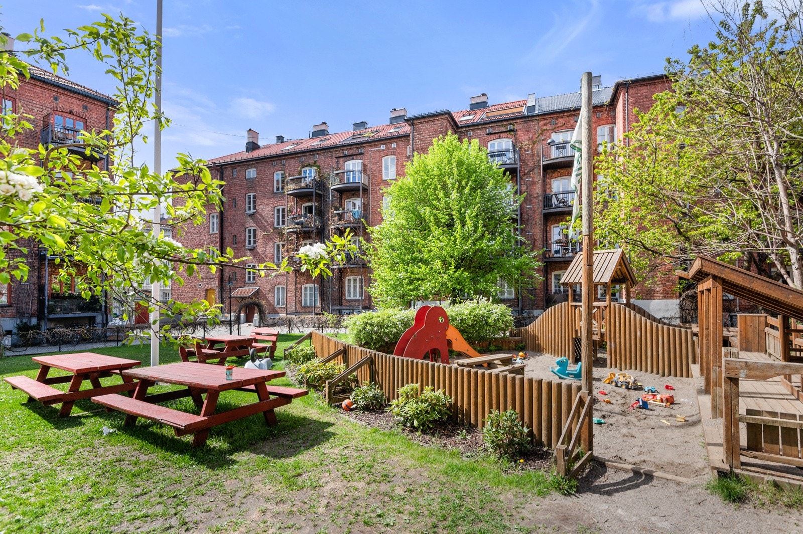 Gårdsrommet er utstyrt med lekeapparater for de minste, sittegrupper, parsellhage, gressplen og flott beplantning. Galleribilde