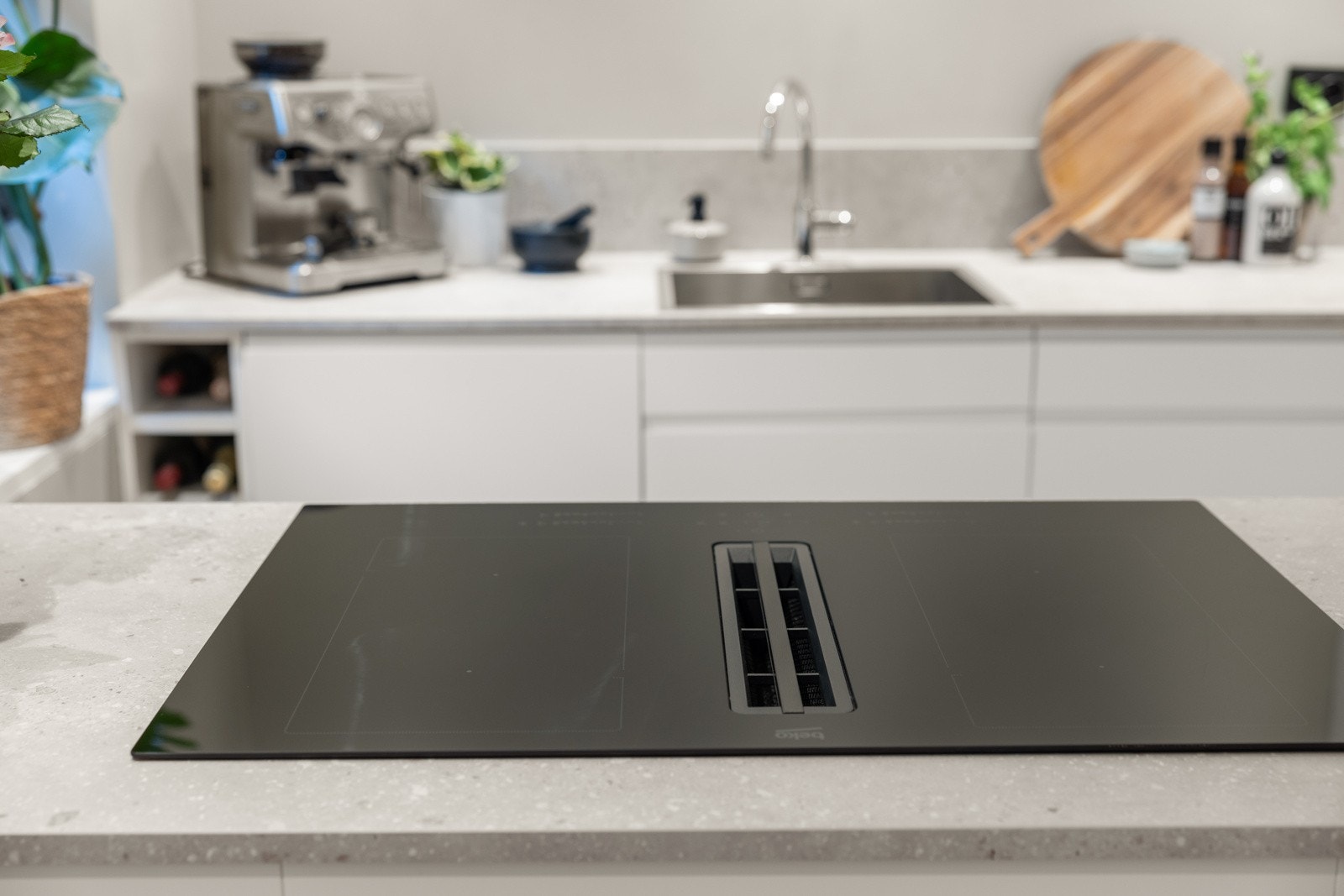 Kjøkkenet er innredet med integrerte hvitevarer som induksjonstopp med integrert ventilator med kullfilter, stekeovn, oppvaskmaskin, mikrobølgeovn og kjøl/frys. Galleribilde