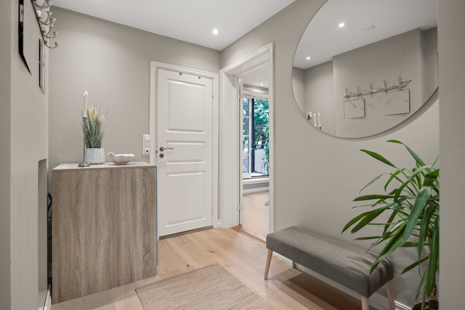 Hyggelig entré som gir et godt førsteinntrykk og fungerer som det naturlige knutepunktet i leiligheten. Galleribilde