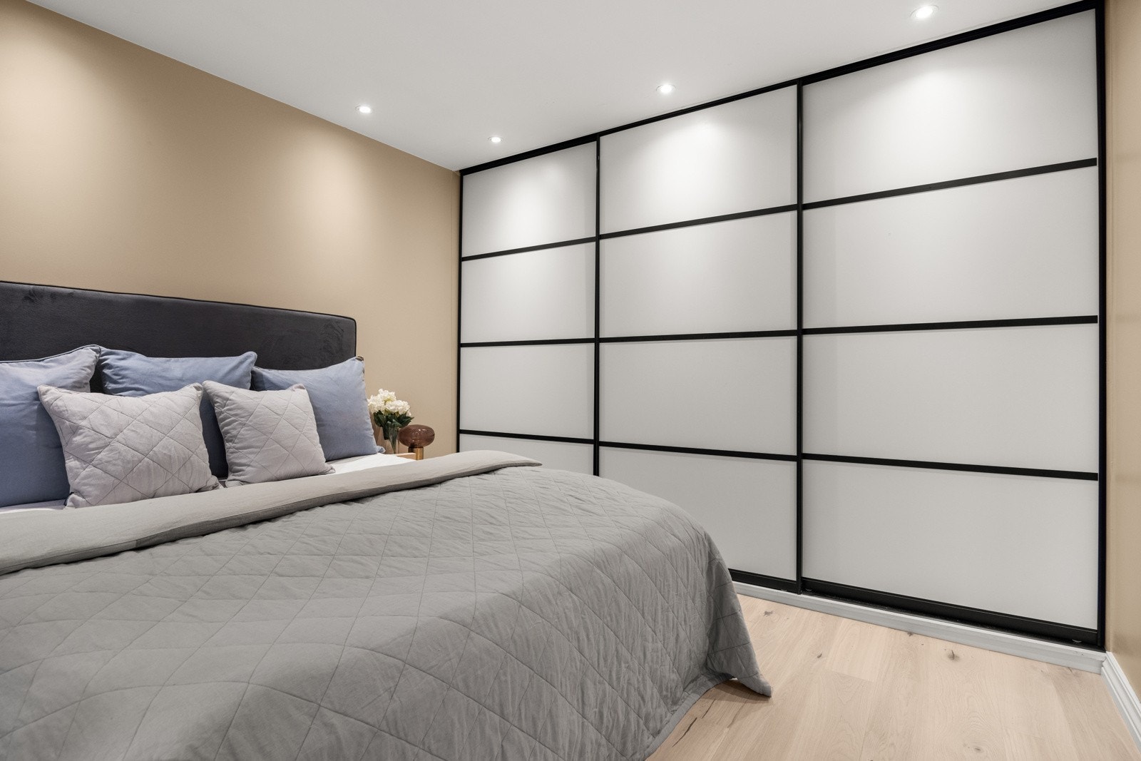 Langs den ene langveggen er det etablert en plassbygd skyvedørsgarderobe. Galleribilde