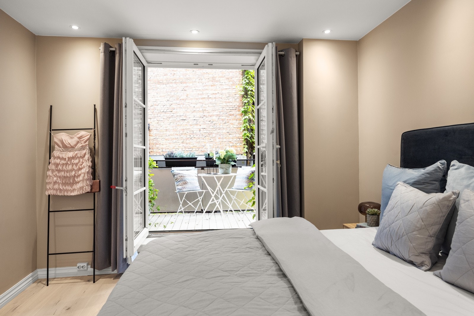 Utgang til solrik balkong fra soverom. Galleribilde