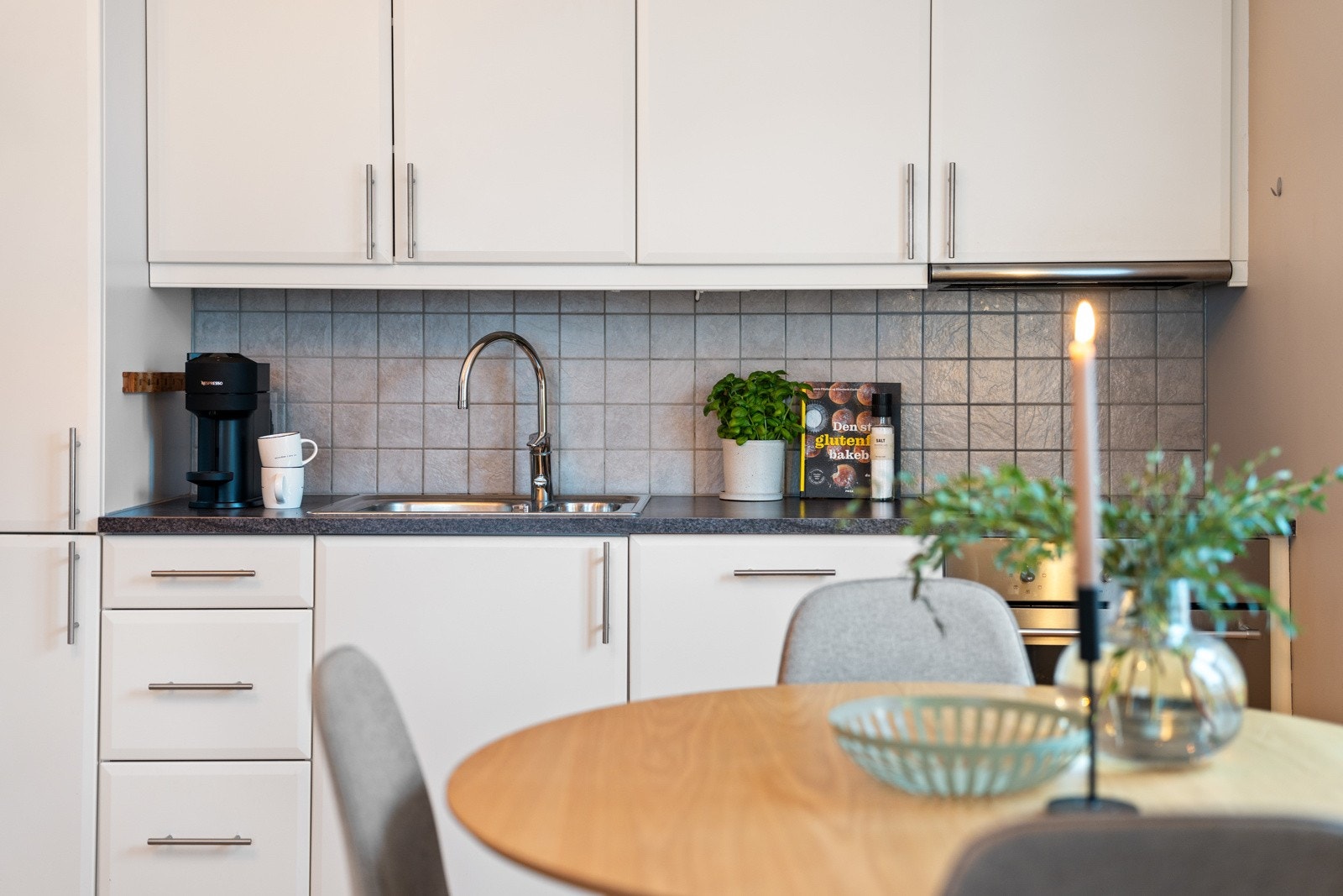 Leiligheten er innredet med et lyst kjøkken med god lagringsplass. Galleribilde