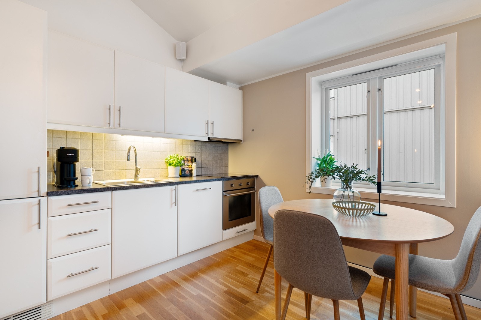 Oppholdsrommet har en raus takhøyde, som kombinert med vindu i flere himmelretninger gir et gjennomgående dagslys og en behagelig atmosfære. Galleribilde