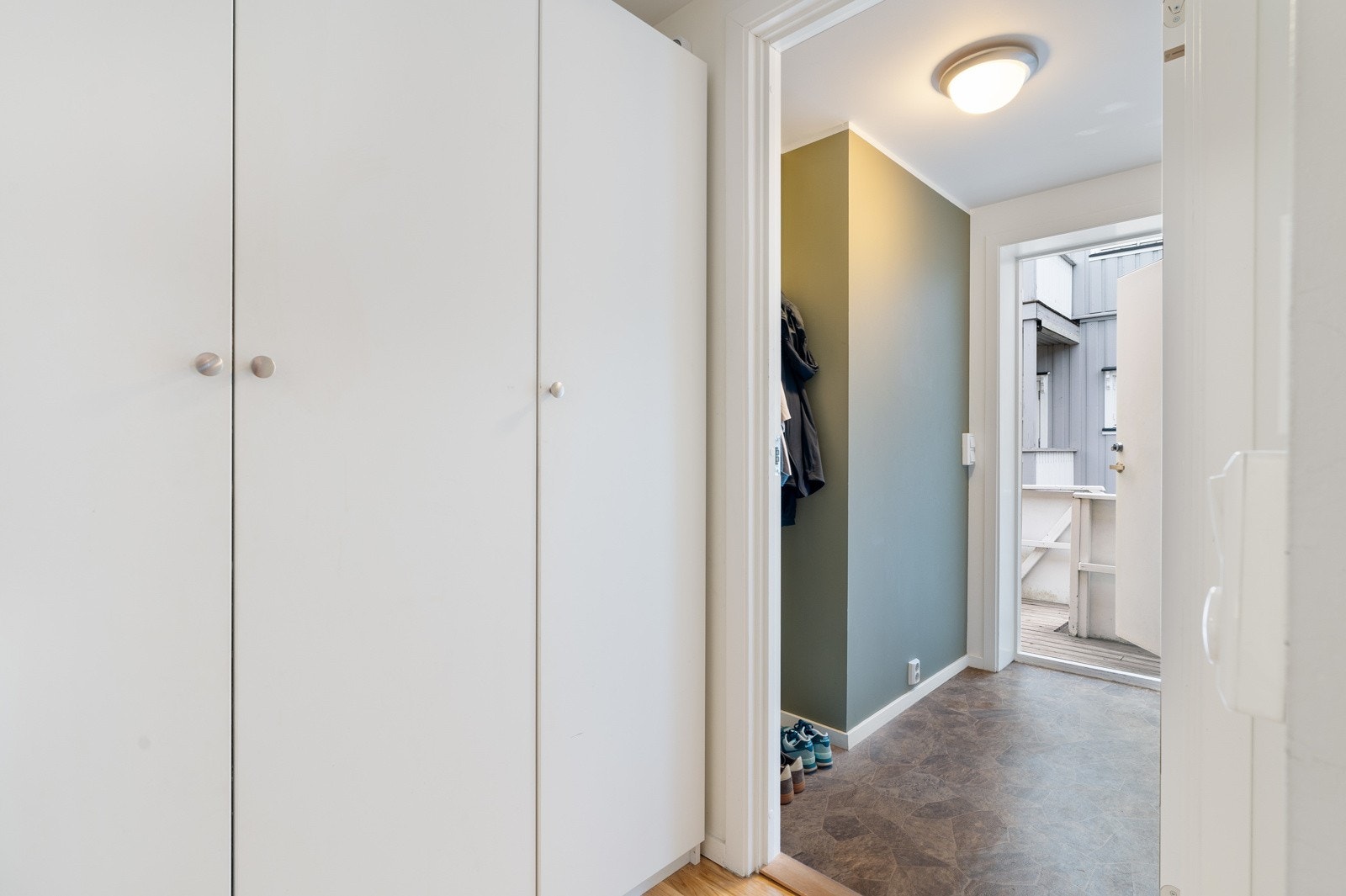 Inne i leiligheten blir man møtt av en entré med god plass til oppbevaring av klær og sko. Galleribilde