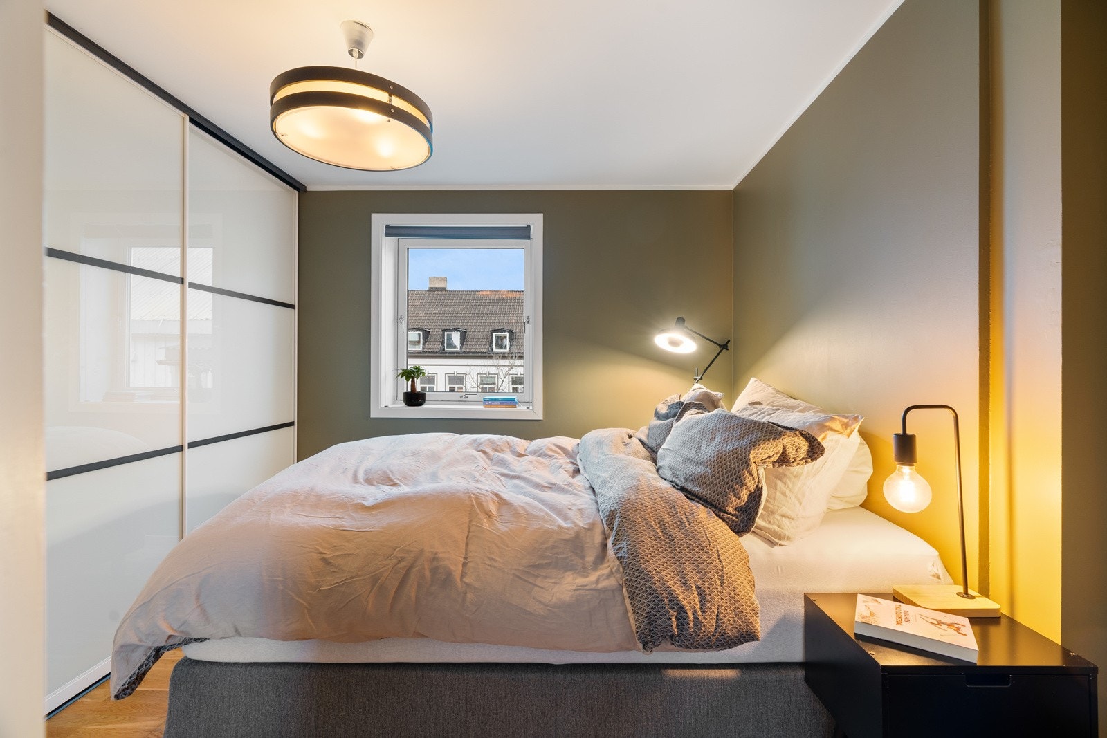 Soverommet måler 9,6 kvm med plass til en stor dobbeltseng og nattbord. Det er god plass til oppbevaring av klær og sko i en stor skyvedørsgarderobe. Galleribilde