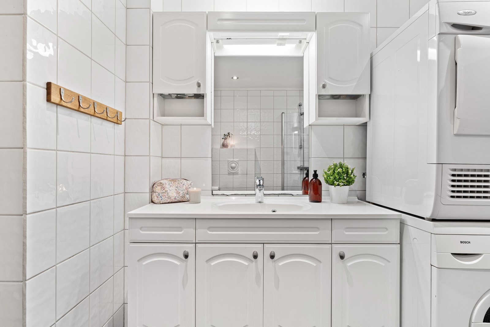 Det er god plass til oppbevaring av baderomsartikler i skuffer og skap samt god belysning fra downlights i himling og lys over speil. Galleribilde