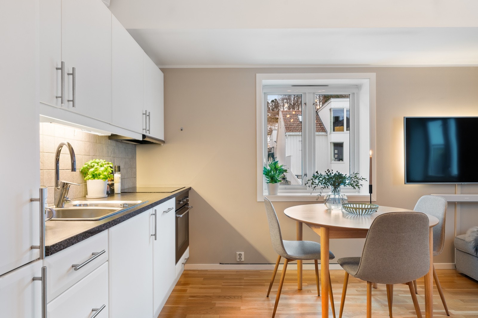 Det er medfølgende hvitevarer i form av kombiskap, oppvaskmaskin (2021), stekeovn (2017) og platetopp (2017). Galleribilde