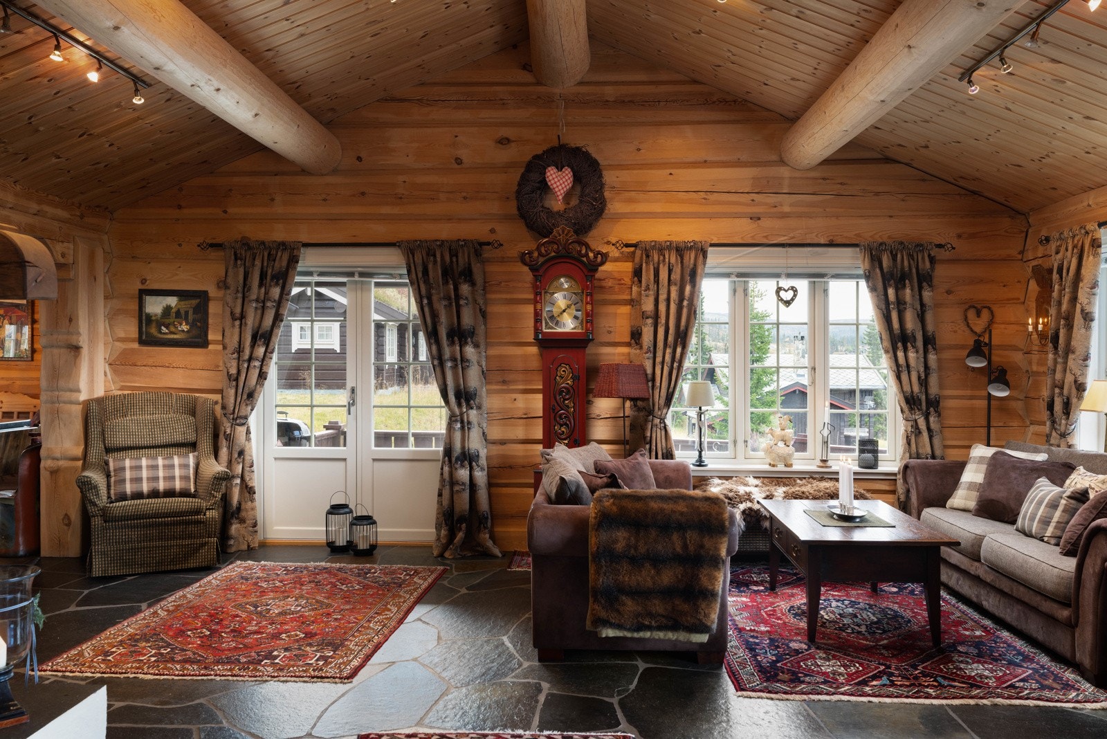 Fra stuen er det direkte tilgang til en fantastisk solvent og usjenert terrasse på hele 37 kvm. Med flotte solforhold kan solen nyttes morgen til kveld, sommer som vinter! Galleribilde