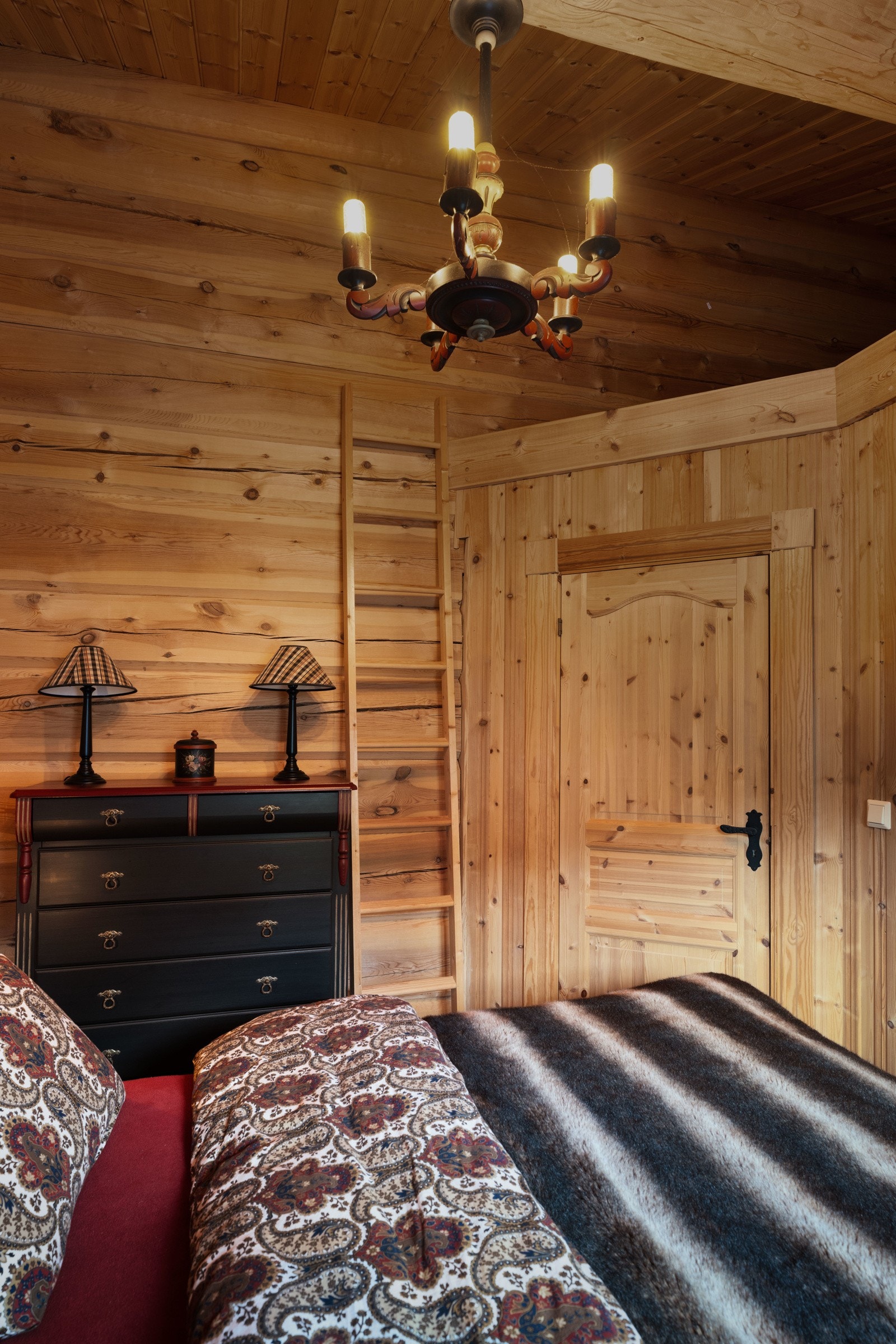 Det er hems over døren som kan brukes til lagring av f.eks. dyner, puter, sengetøy eller lignende Galleribilde