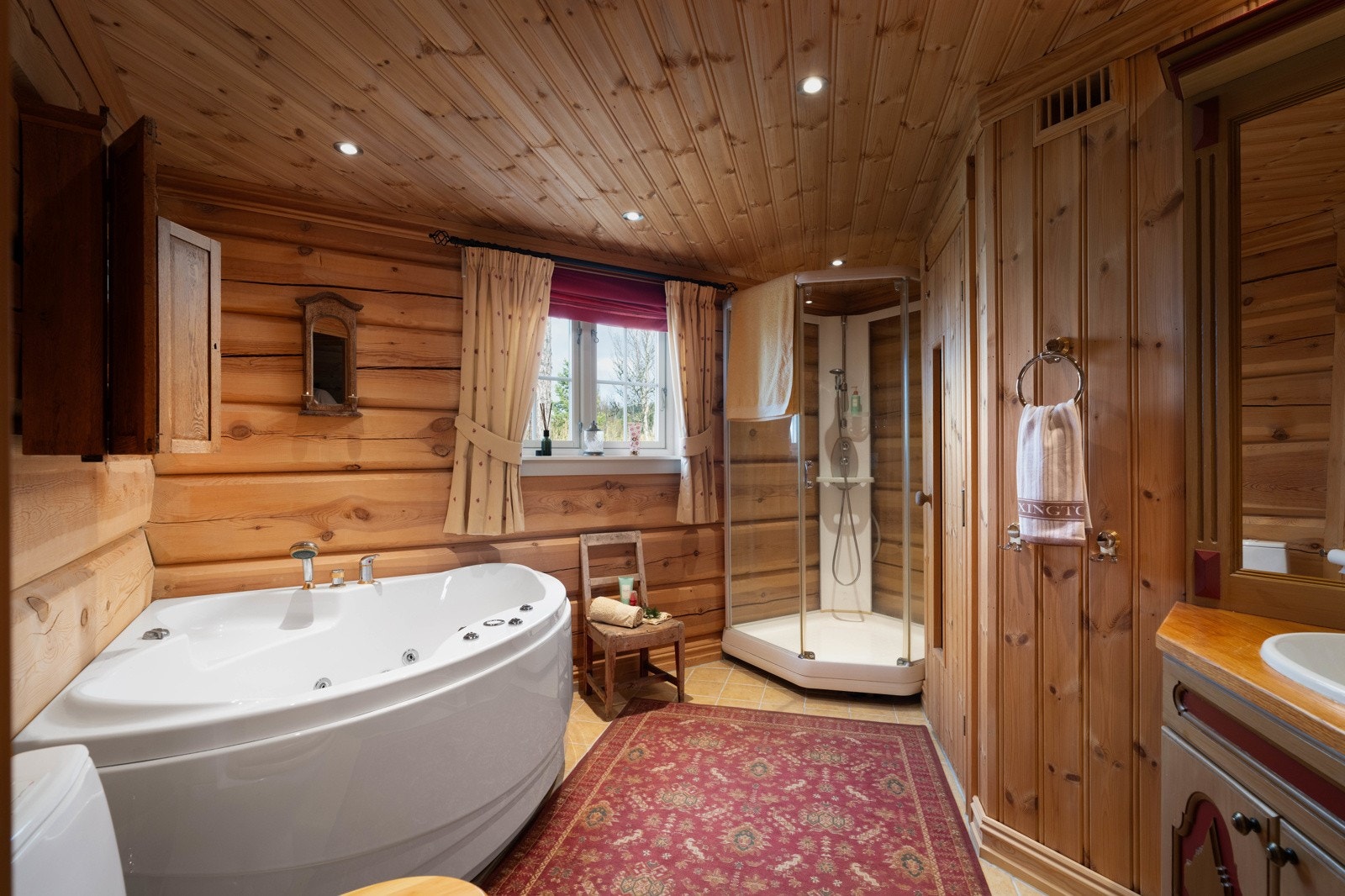 Stort romslig bad i første etasje med stort hjørneboblebadekar. Galleribilde