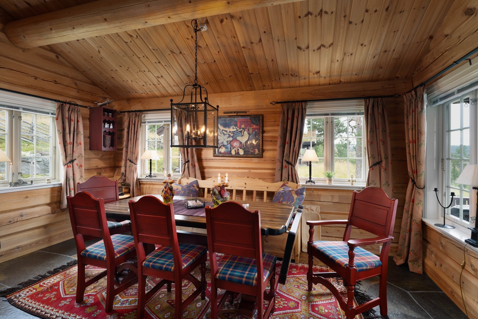 Romslig plass til stor spisestue. I dag er spisestuen innredet med plass til 10 personer, men det er god plass til større bord dersom det skulle være ønskelig. Galleribilde