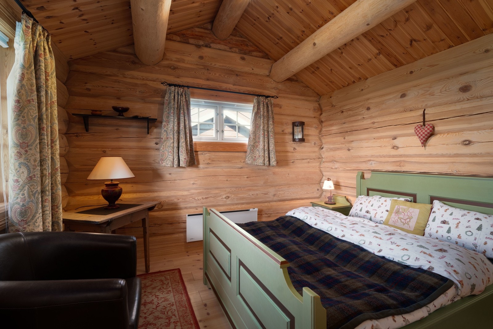 Annekset er innredet med to romslige soverom, begge med god plass til dobbeltseng og ønskelig garderobeløsning. Galleribilde