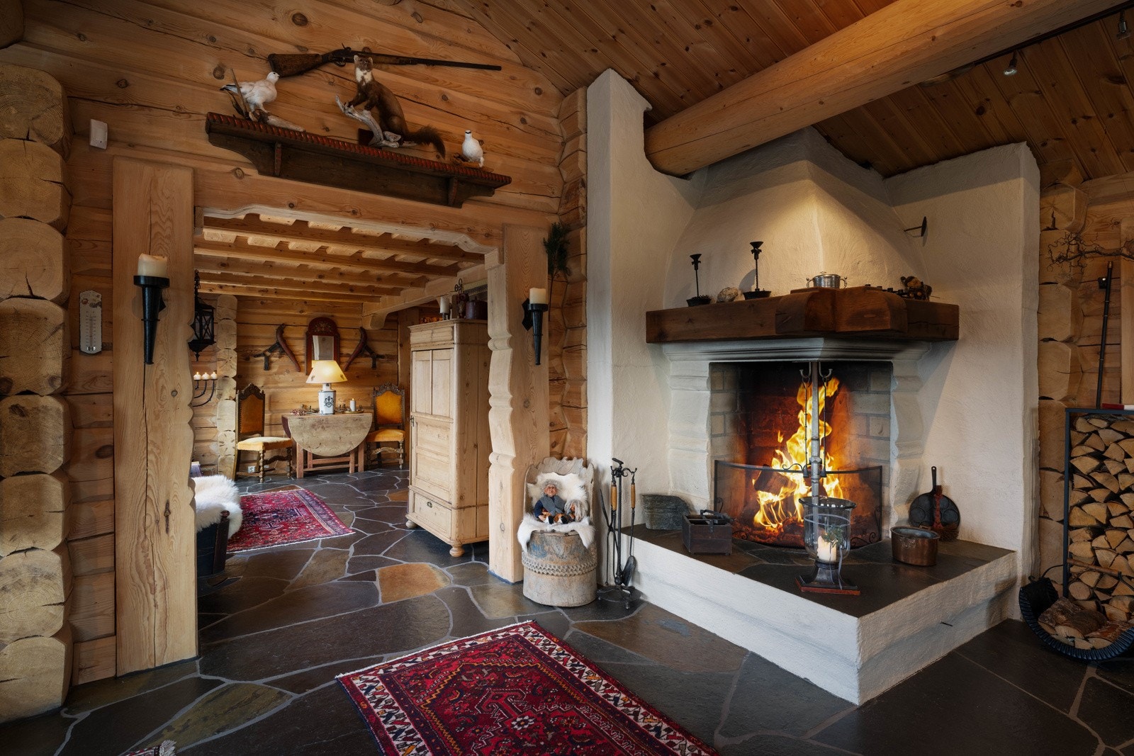 Grue peisen varmer godt på høst- /vinterkvelder, men utgjør også et fint møbel som står i stil til resten av hytten. Galleribilde