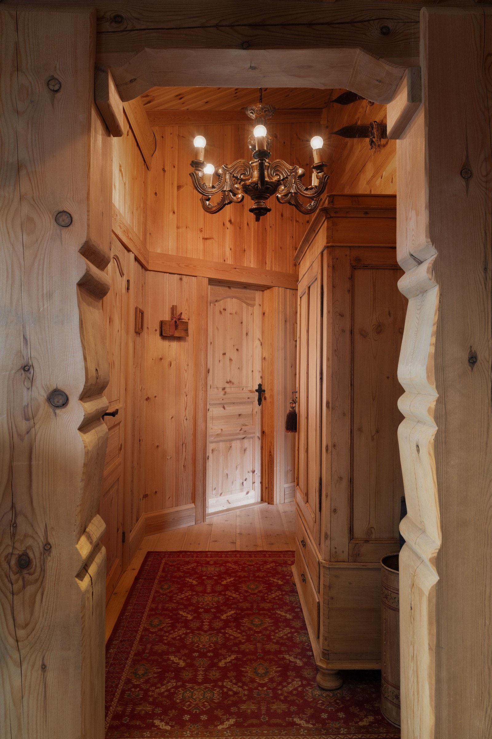 De tre soverommene i første etasje er plassert i soveromsfløyen ved badet. Alle soverommene har mønet himling og en luftig romfølelse. Galleribilde