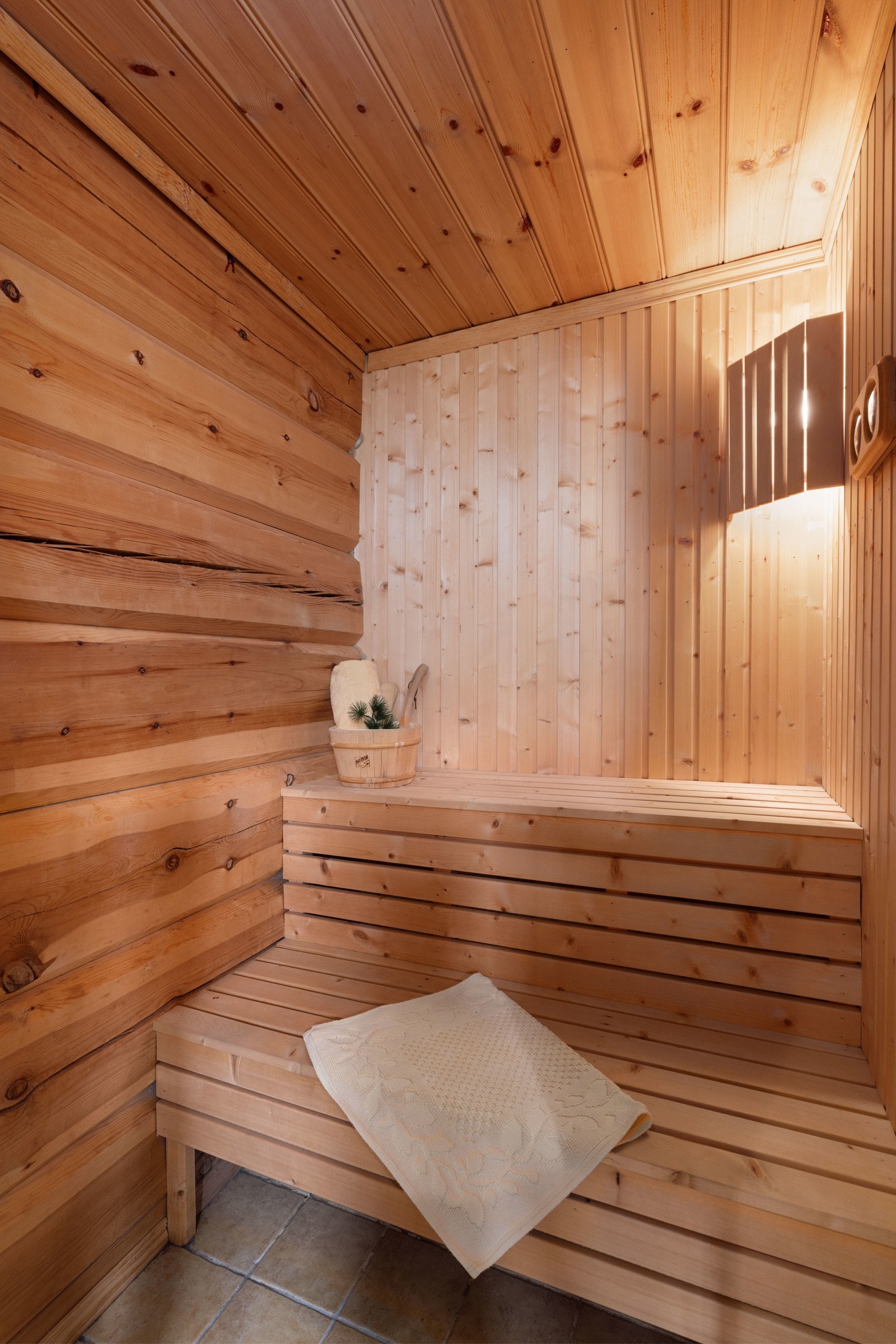 Tradisjonell elektriskstyrt badstue, med innredning i gran og dempet behagelig belysning. Perfekt etter en lang dag i bakken! Galleribilde