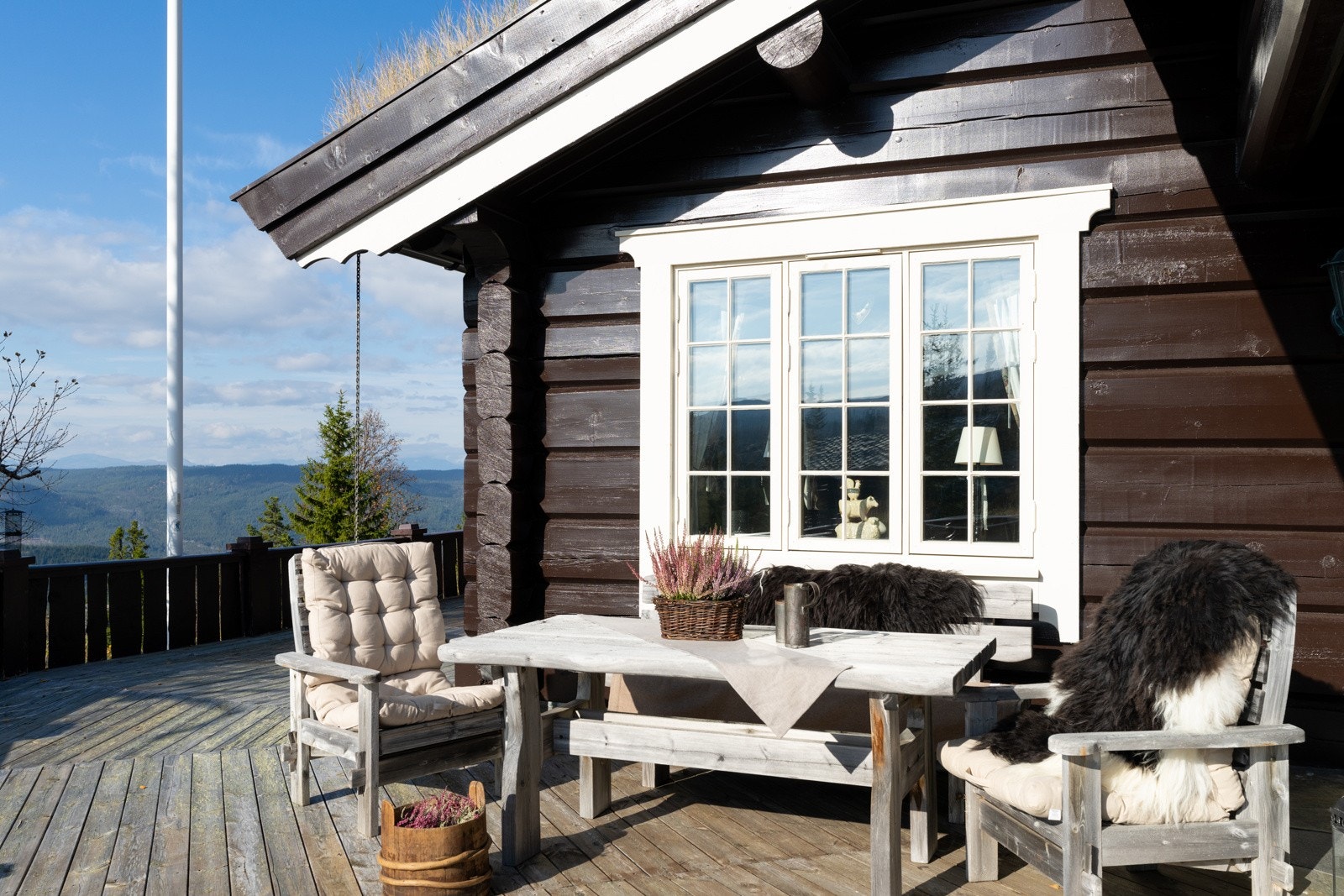 Nydelig solrik terrasse med utsikt mot omkringliggende fjell. Galleribilde