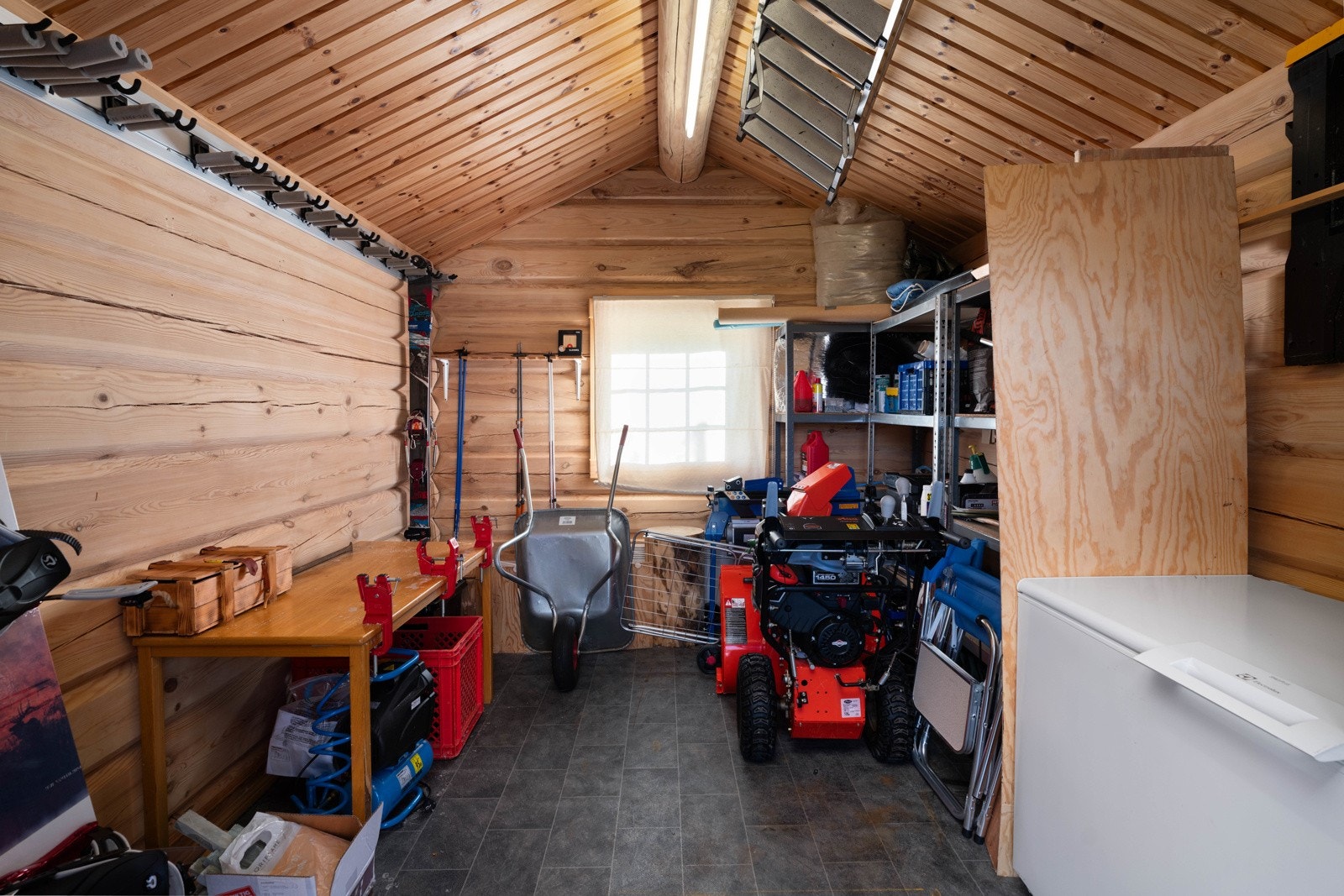 Isolert uthus med støpt og pusset betonggulv med belegg. Perfekt som redskap/utstyrsbod. Galleribilde