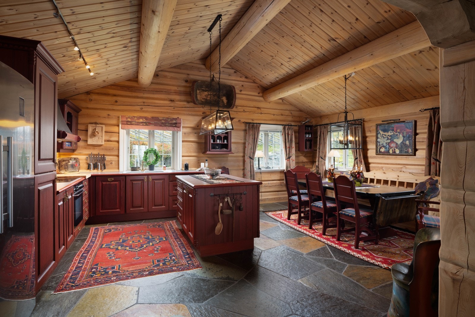 Åpenløsning videre inn til Kjøkkenet og spisestuen som sammen utgjør et sosialt allrom. Galleribilde