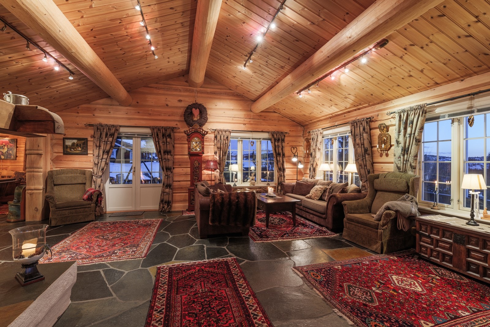 Raustet himling og store vinduer som slipper inn masse naturlig lys. Galleribilde