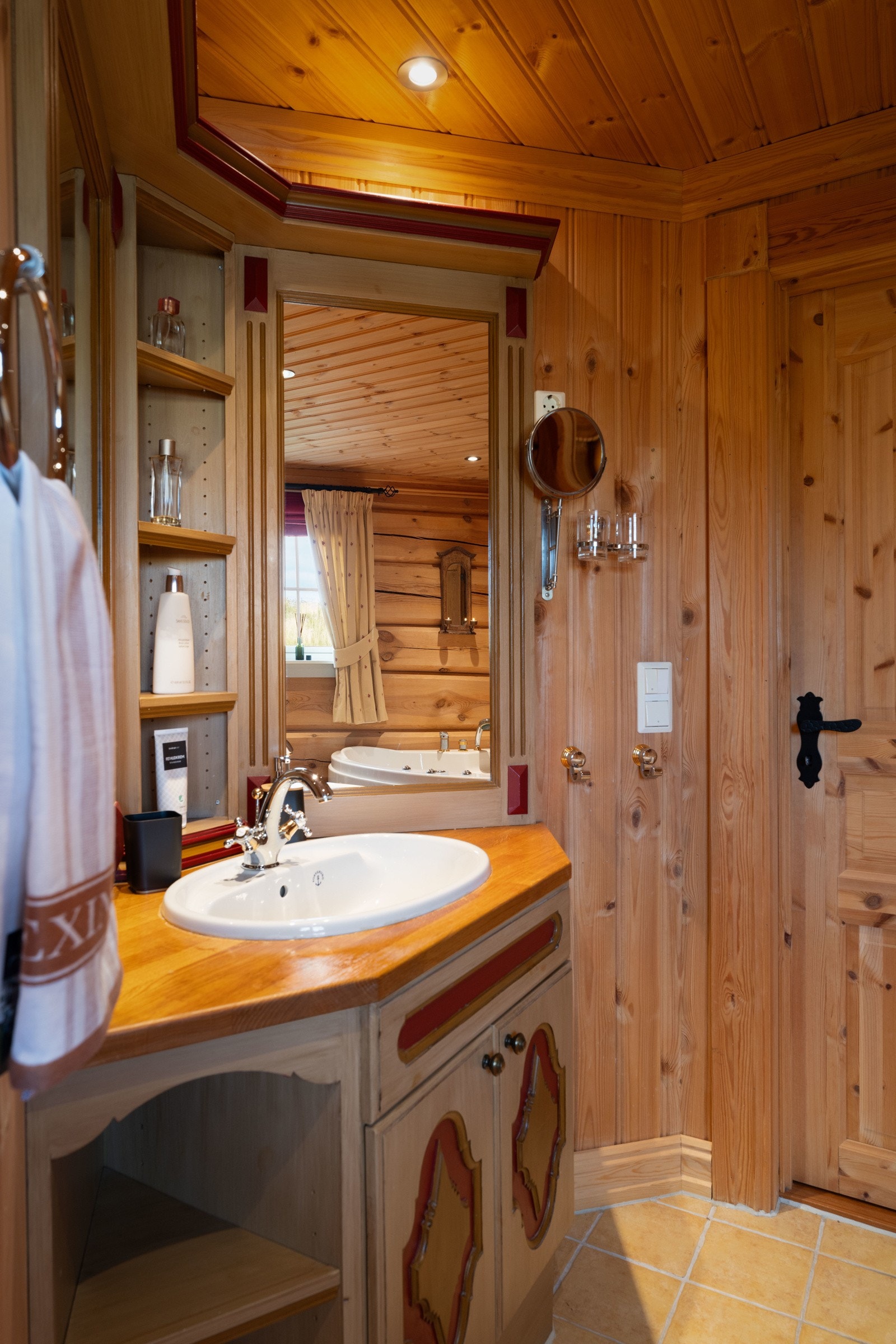 Spesiallaget servantaskap med flotte detaljer. Galleribilde