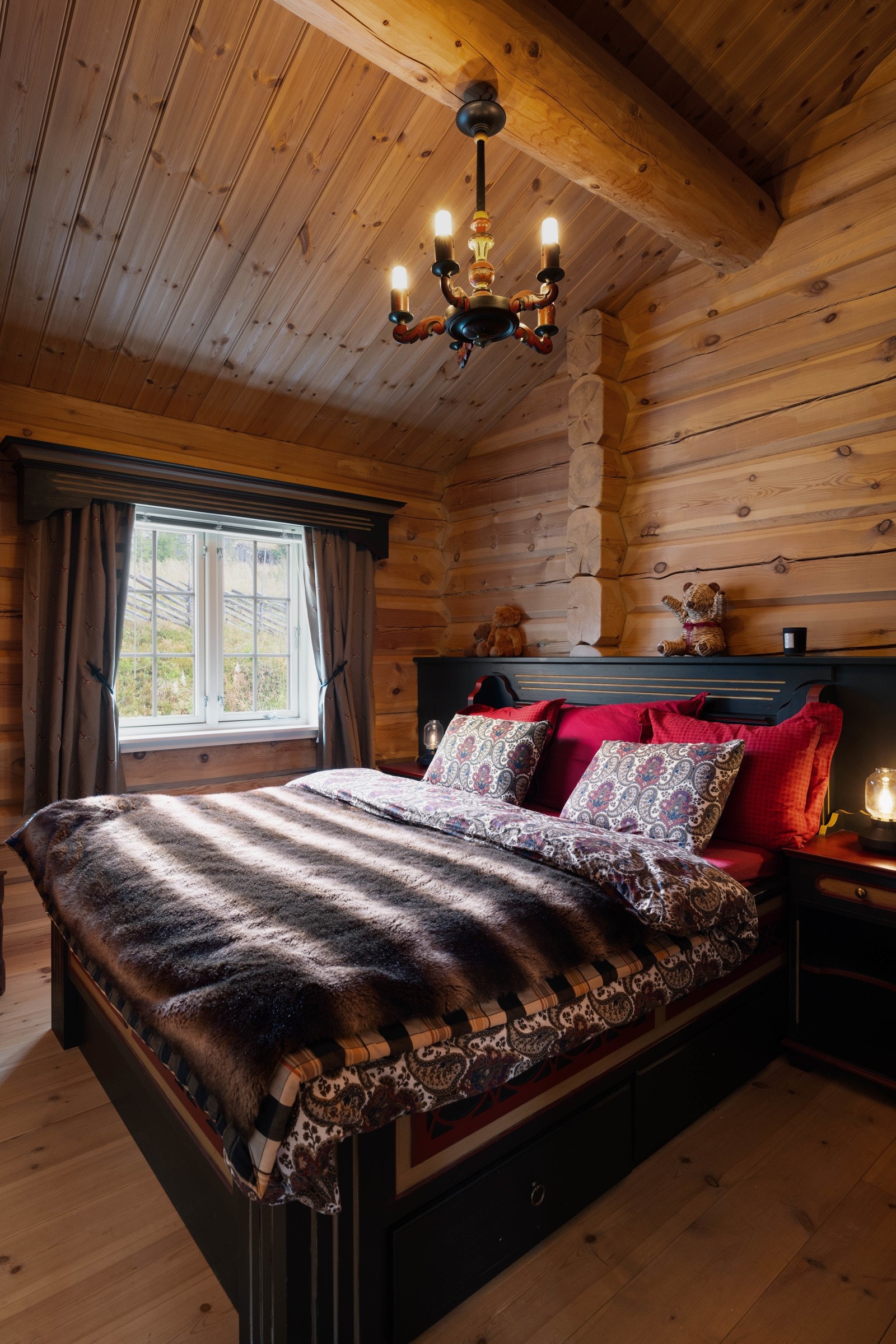 Soverom 2, rett over gangen har også god plass til dobbeltseng og ønsket garderobeløsning. Galleribilde